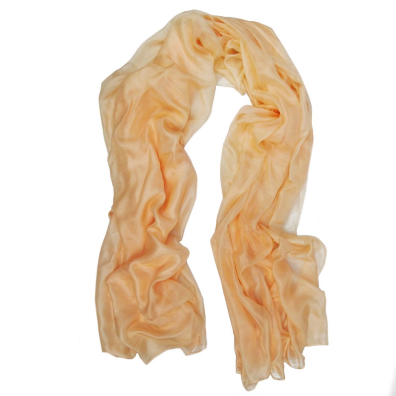 Etole 250 unie en toile fine de soie une création sophie guyot soieries, fabriqué à Lyon France, portée.