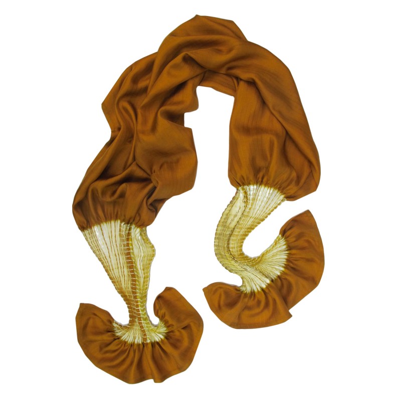 Écharpe plissenpli midi bicolore en twill de soie plissé, fabriquée par sophie guyot soieries à Lyon en France, portée.
