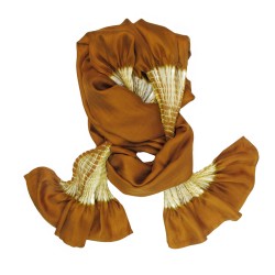 Écharpe plissenpli midi bicolore en twill de soie plissé, fabriquée par sophie guyot soieries à Lyon en France, portée.