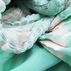 Longue écharpe plissée en crêpe de chine 100% soie bicolore