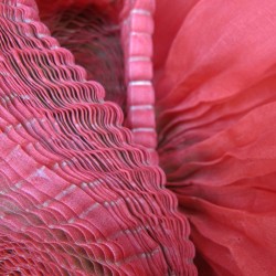 écharpe volplivol organza de soie plissé teint fabriqué à Lyon France Sophie Guyot créations soieries textiles mode accessoires