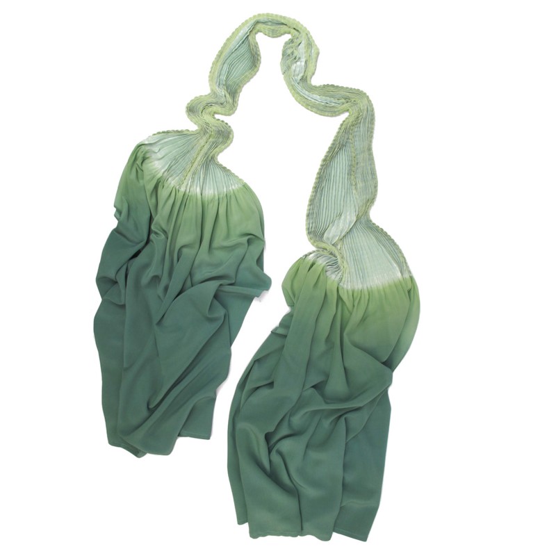 Long pleated scarf in 100% silk crepe chine green