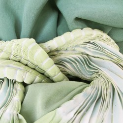 Longue écharpe plissée crêpe chine 100% soie verte