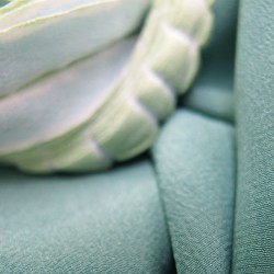 Long pleated scarf in 100% silk crepe chine green