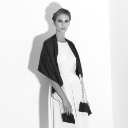 Écharpe plissenpli midi bicolore en twill de soie plissé, fabriquée par sophie guyot soieries à Lyon en France, portée.