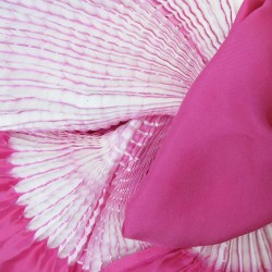 Écharpe twill de soie plissé plissenpli midi fabriquée par sophie guyot soieries à Lyon France