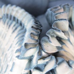 Écharpe bouplibou midi bicolore en twill de soie plissé, fabriquée par sophie guyot soieries à Lyon en France