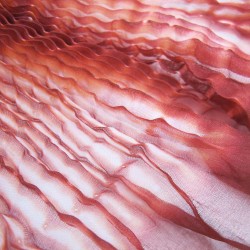 Écharpe courte paplillon bicolore en organza de soie plissé, teint et fabriqué à Lyon en France par Sophie Guyot Soieries