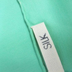 Carré 90 uni twill de soie roulotté fait à lyonfran ce par sophie guyot atelier soieries
