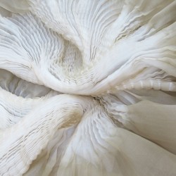 Étole juliette bicolore en organza de soie plissé, teint et fabriqué à Lyon en France par Sophie Guyot Soieries