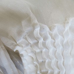 Étole juliette bicolore en organza de soie plissé, teint et fabriqué à Lyon en France par Sophie Guyot Soieries