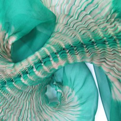 Étole juliette multicolore en organza de soie plissé, teint et fabriqué à Lyon en France par Sophie Guyot Soieries