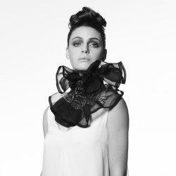 Short scarf paplillon pleated silk organza dyed made by sophie guyot silk textile fashion design Lyon france