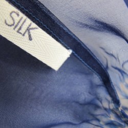 Écharpe courte paplillon organza de soie plissé teint fabriqué à Lyon France Sophie Guyot Soies Atelier