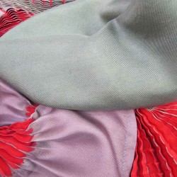 Longue écharpe plissée multicolore en twill de soie fabriqué teint sophie guyot soies à Lyon France
