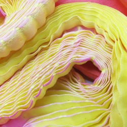 Longue écharpe plissée multicolore en twill de soie fabriqué teint sophie guyot soies à Lyon France