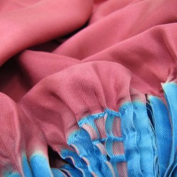 Longue écharpe plissée multicolore en twill de soie fabriqué teint sophie guyot soies à Lyon France