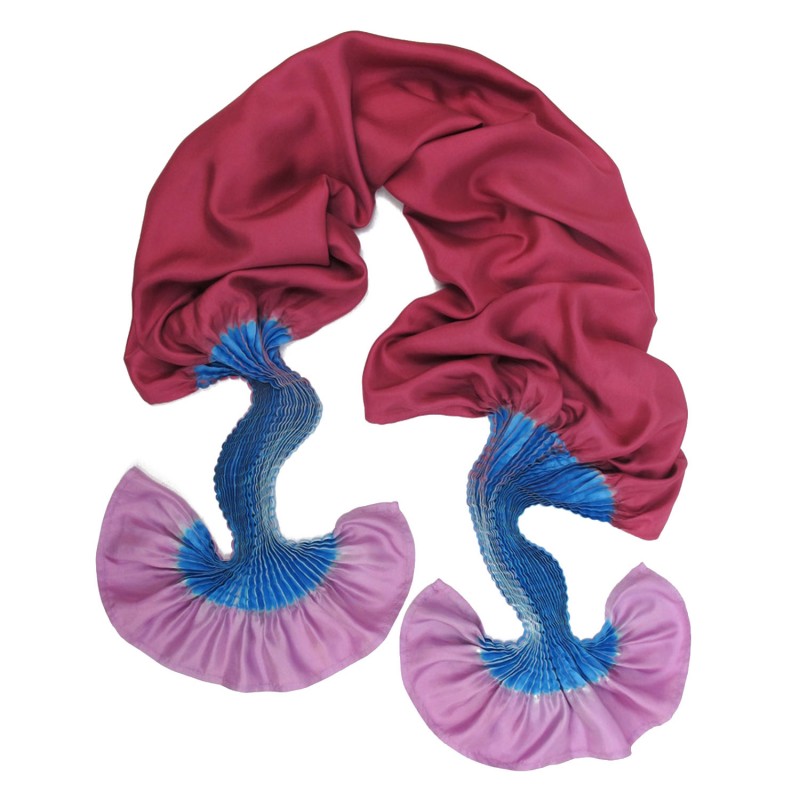 Longue écharpe plissée multicolore en twill de soie fabriqué teint sophie guyot soies à Lyon France
