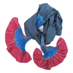 Longue écharpe plissée multicolore en twill de soie fabriqué teint sophie guyot soies à Lyon France
