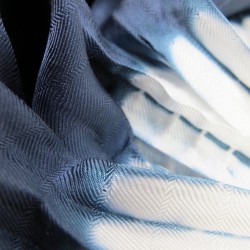 Foulard court plissé minipli twill de soie fabrication sophie guyot soieries Lyon France