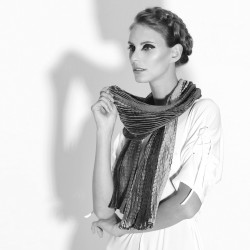 Longue écharpe plissée plicatwill multicolore en twill de soie fabriquée par sophie guyot atelier de soieries Lyon France