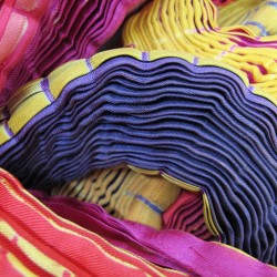 Longue écharpe plissée plicatwill multicolore en twill de soie fabriquée par sophie guyot atelier de soieries Lyon France