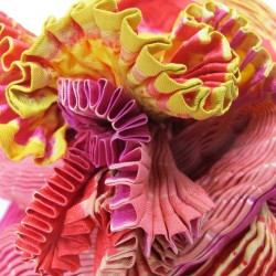 Longue écharpe plissée plicatwill multicolore en twill de soie fabriquée par sophie guyot atelier de soieries Lyon France