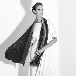 Longue écharpe plissée plicatwill multicolore en twill de soie fabriquée par sophie guyot atelier de soieries Lyon France