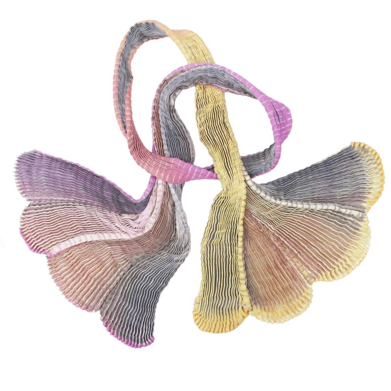Longue écharpe plissée plicatwill multicolore en twill de soie fabriquée par sophie guyot atelier de soieries Lyon France