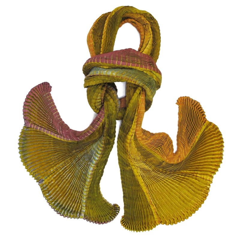 Longue écharpe plissée plicatwill multicolore en twill de soie fabriquée par sophie guyot atelier de soieries Lyon France