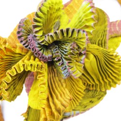 Longue écharpe plissée plicatwill multicolore en twill de soie fabriquée par sophie guyot atelier de soieries Lyon France