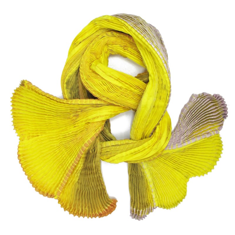 Longue écharpe plissée plicatwill multicolore en twill de soie fabriquée par sophie guyot atelier de soieries Lyon France