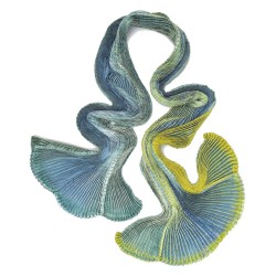 Écharpe plissée plicatwill multicolore en twill de soie fabriquée par sophie guyot atelier d'art et soieries à Lyon France