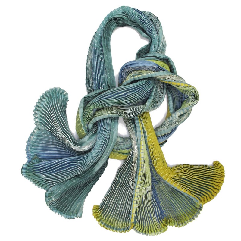 Écharpe plissée plicatwill multicolore en twill de soie fabriquée par sophie guyot atelier d'art et soieries à Lyon France