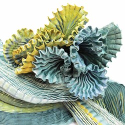 Écharpe plissée plicatwill multicolore en twill de soie fabriquée par sophie guyot atelier d'art et soieries à Lyon France