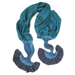 Longue écharpe plissée multicolore en twill de soie fabriqué teint sophie guyot soies à Lyon France