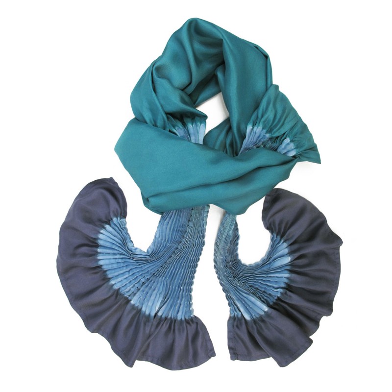 Longue écharpe plissée multicolore en twill de soie fabriqué teint sophie guyot soies à Lyon France