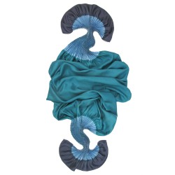 Longue écharpe plissée multicolore en twill de soie fabriqué teint sophie guyot soies à Lyon France