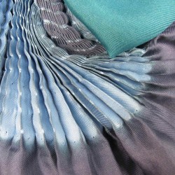 Longue écharpe plissée multicolore en twill de soie fabriqué teint sophie guyot soies à Lyon France