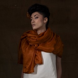 Etole 250 unie en toile fine de soie une création sophie guyot soieries, fabriqué à Lyon France, portée.