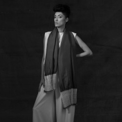 Écharpe bouplibou midi bicolore en twill de soie plissé, fabriquée par sophie guyot soieries à Lyon en France