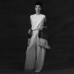 Écharpe bouplibou midi bicolore en twill de soie plissé, fabriquée par sophie guyot soieries à Lyon en France