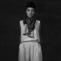 Écharpe foulard bouplibou midi twill de soie plissé fabriquée par sophie guyot soieries atelier à Lyon France
