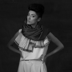 Écharpe bouplibou maxi bicolore en twill de soie plissé fabriquée par sophie guyot soieries à Lyon en France