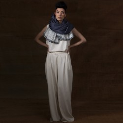 Écharpe bouplibou maxi bicolore en twill de soie plissé fabriquée par sophie guyot soieries à Lyon en France