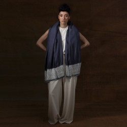 Écharpe bouplibou maxi bicolore en twill de soie plissé fabriquée par sophie guyot soieries à Lyon en France