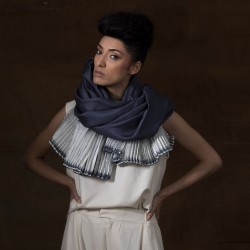 Écharpe bouplibou maxi bicolore en twill de soie plissé fabriquée par sophie guyot soieries à Lyon en France