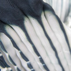 Écharpe bouplibou maxi bicolore en twill de soie plissé fabriquée par sophie guyot soieries à Lyon en France