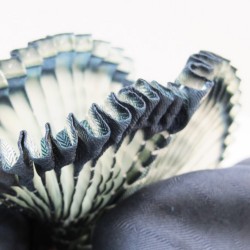 Écharpe bouplibou maxi bicolore en twill de soie plissé fabriquée par sophie guyot soieries à Lyon en France