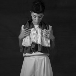 Foulard court plissé minipli twill de soie fabrication sophie guyot soieries Lyon France